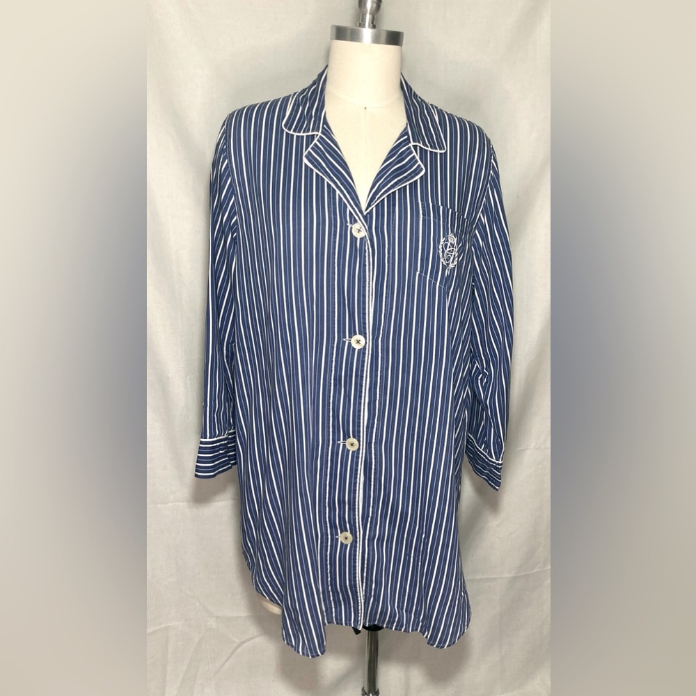 2 Women’s night shirts sz Large